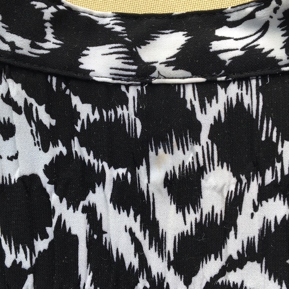 East 5th Sleeveless Button Down Blouse - Picture 4 of 5